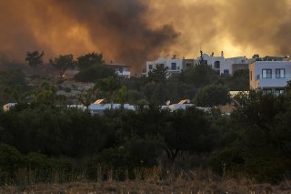 Le feu près du village de Gennadi, au sud-est de Rhodes. Mercredi, les températures devaient encore monter.